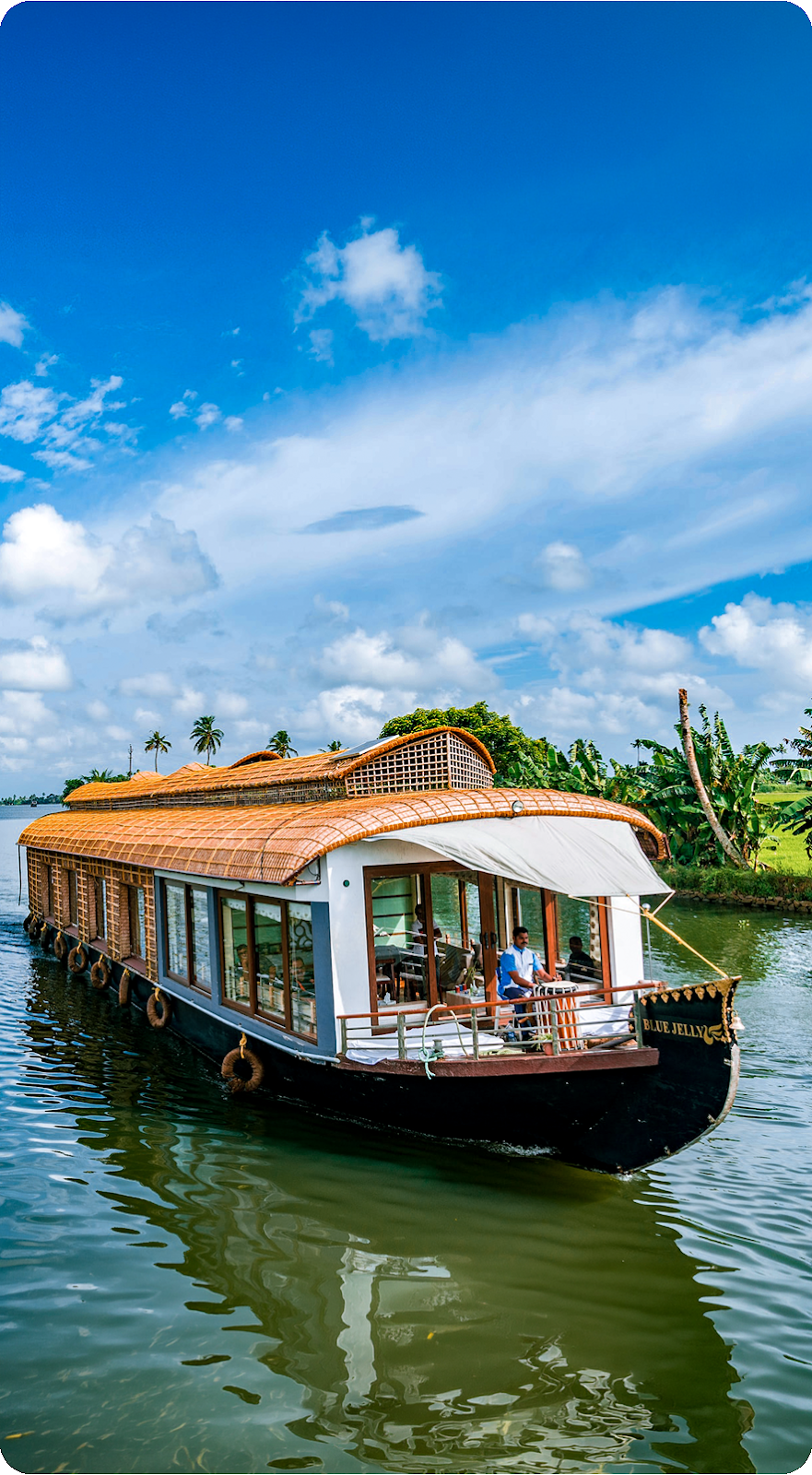 Houseboat tradicional navegando los canales de Alleppey