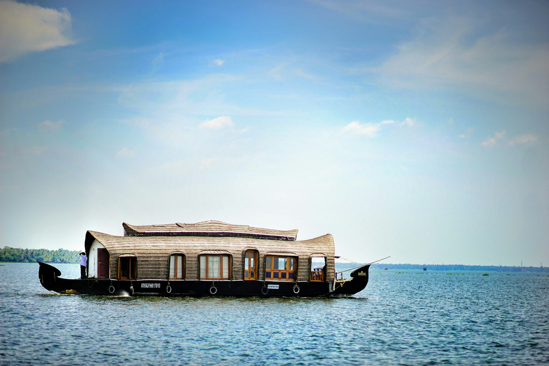 Houseboat tradicional navegando los backwaters de Alleppey